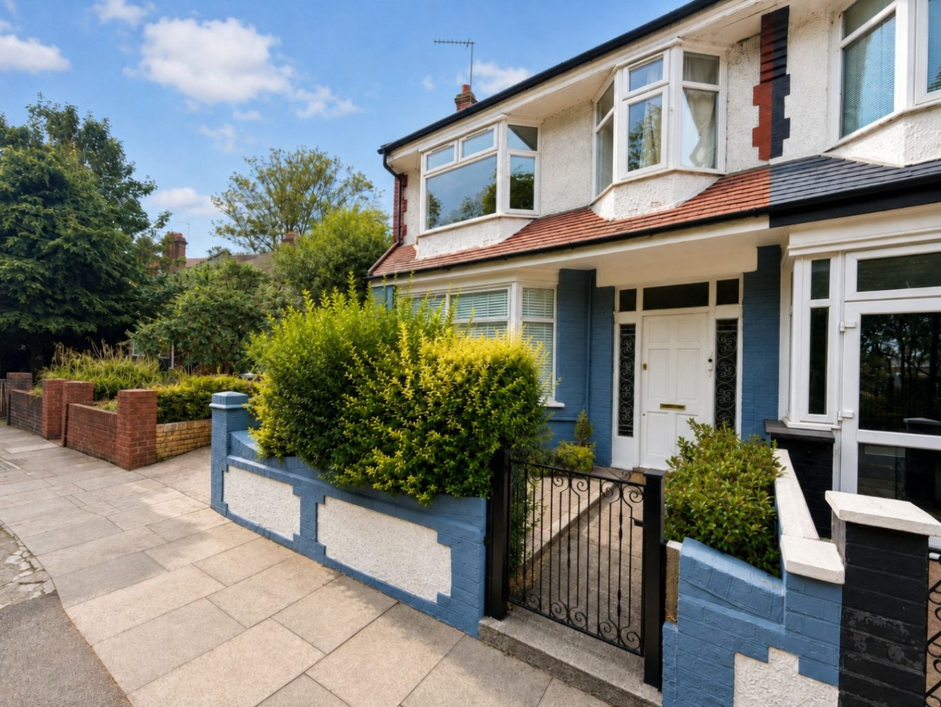Flat Park View Road in Greater London