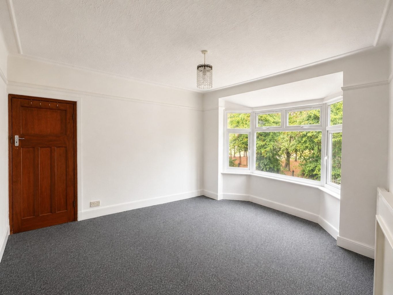 Flat Park View Road in Greater London