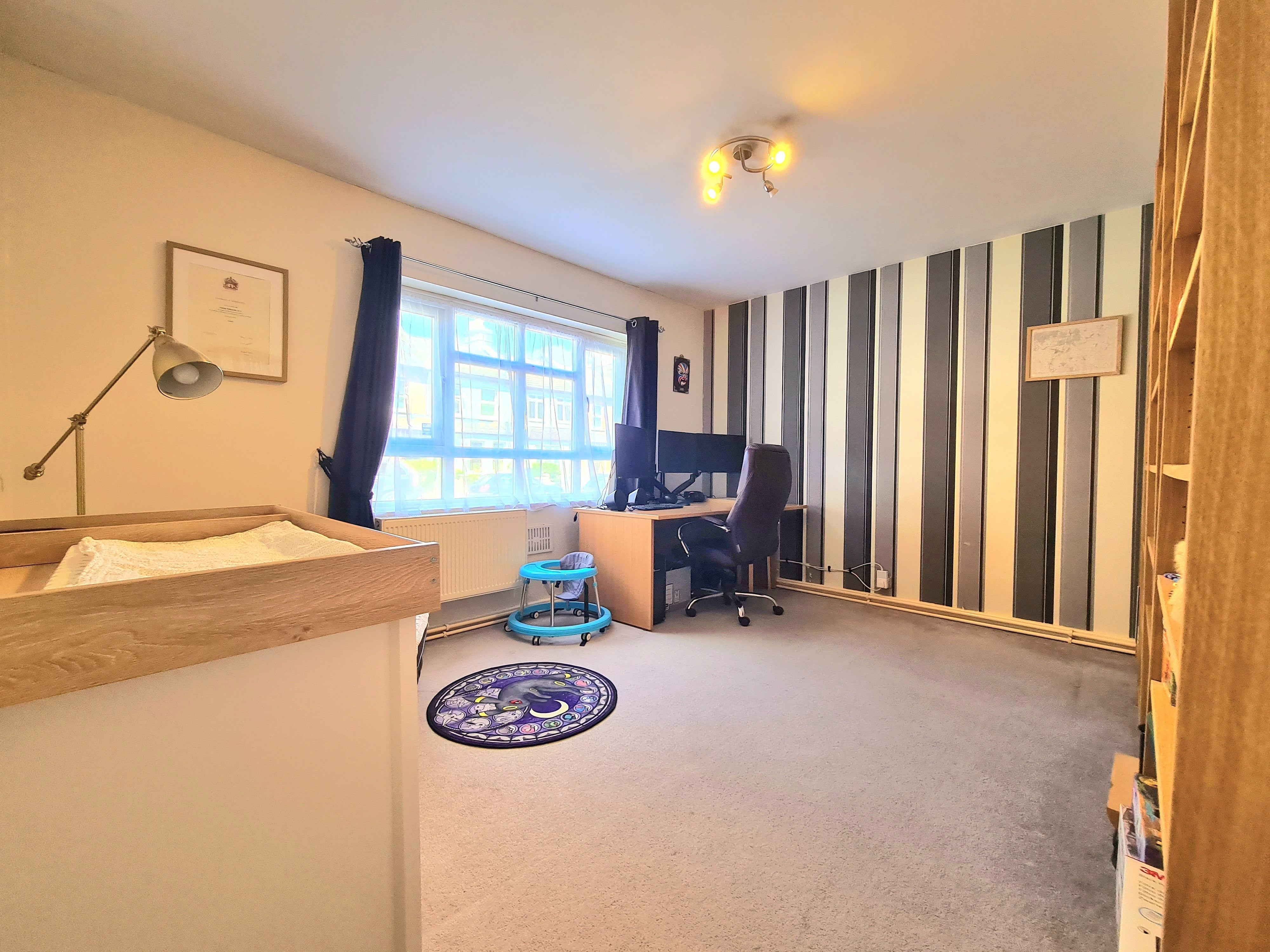 Flat Victoria Road in Greater London
