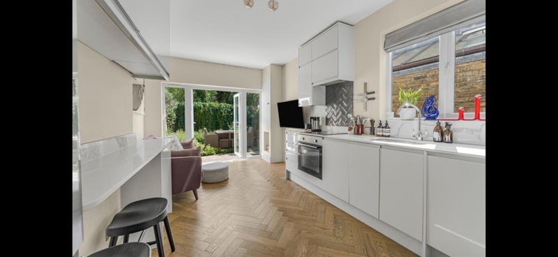 Room Rainville Road in Greater London