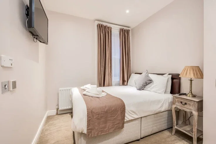 Room Sandhurst Road in Belfast