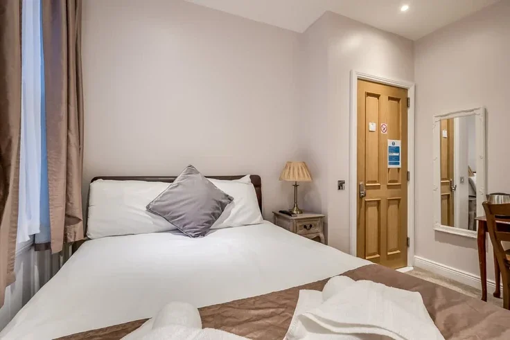 Room Sandhurst Road in Belfast