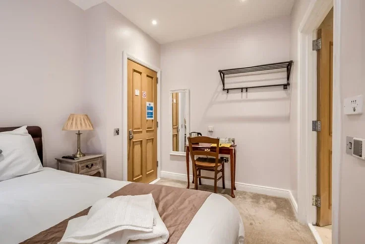 Room Sandhurst Road in Belfast