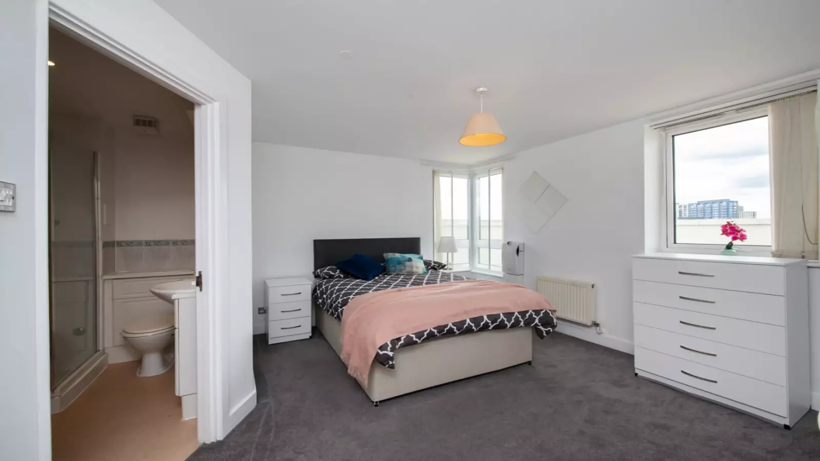 Flat Newport Avenue in Greater London