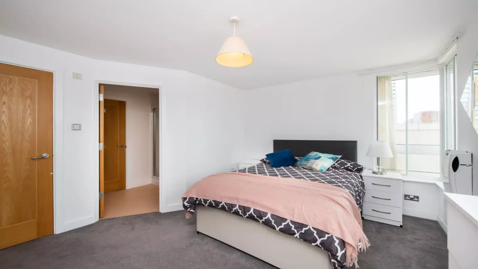 Flat Newport Avenue in Greater London