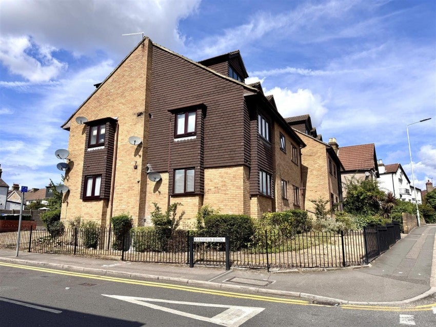 Flat Barnfield Road in Greater London