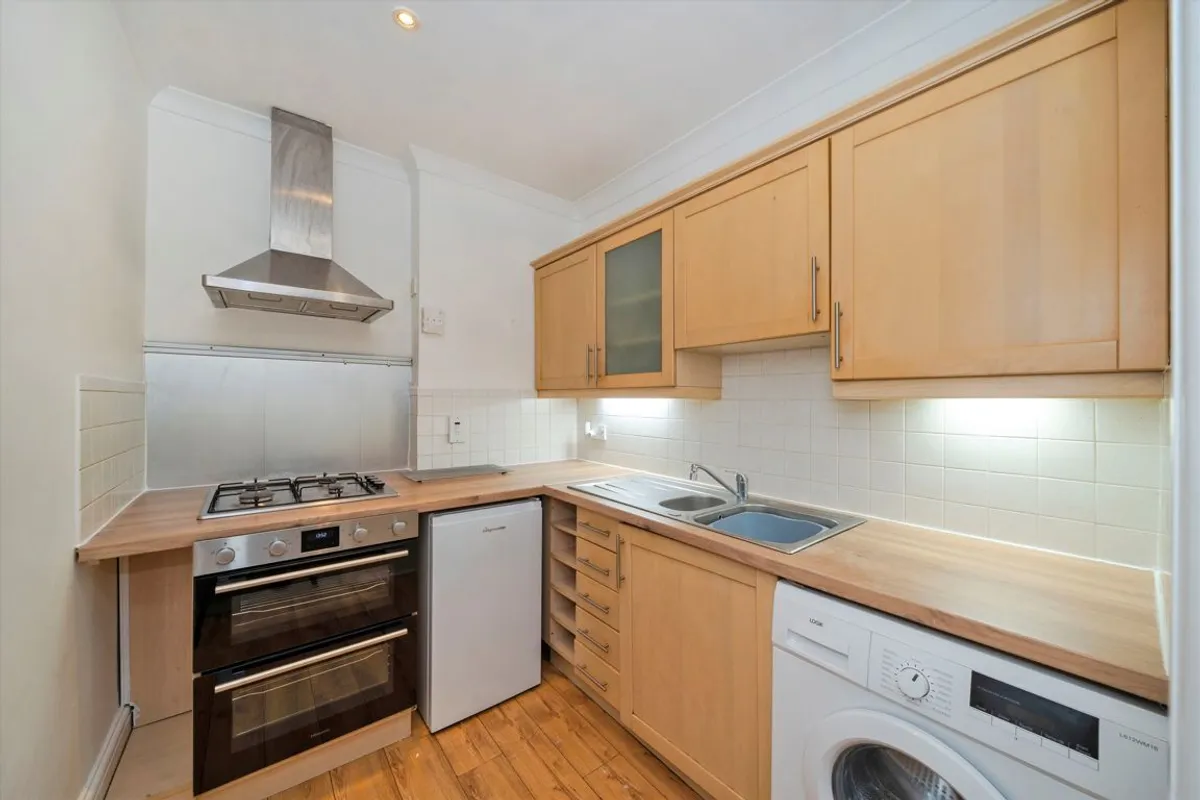 Flat Allfarthing Lane in Greater London
