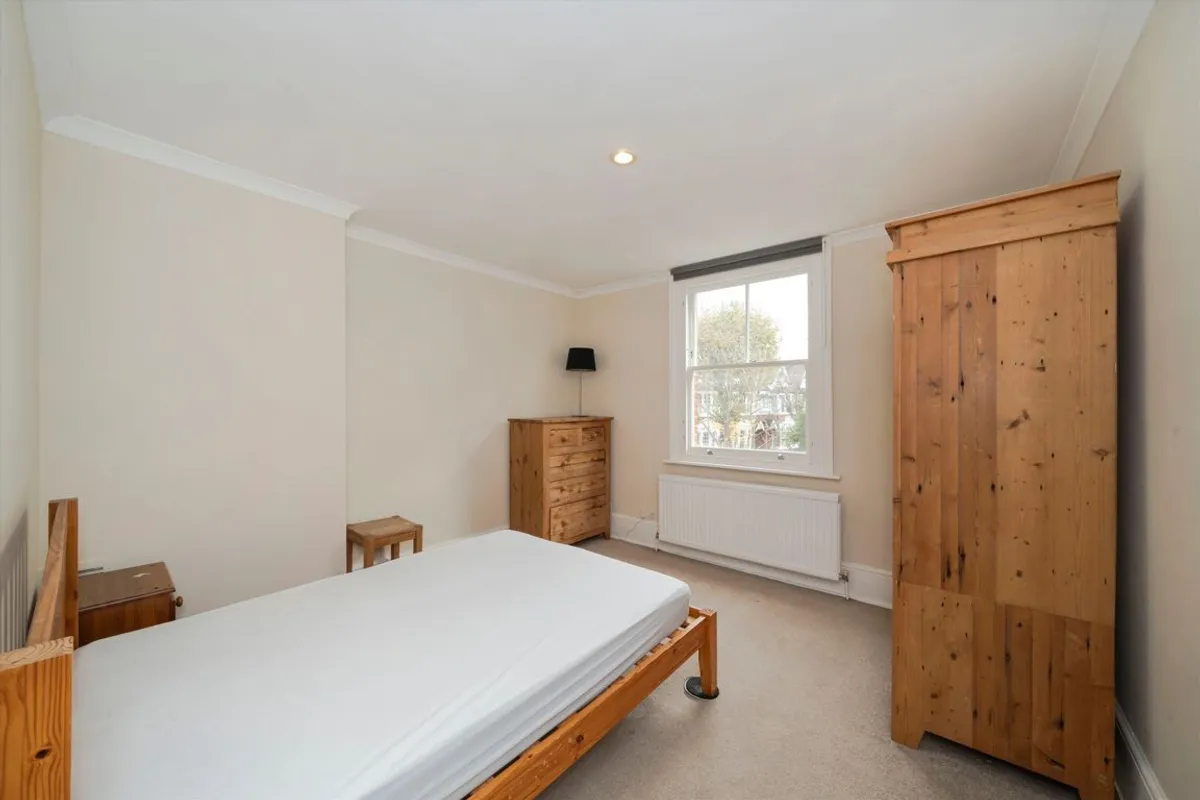 Flat Allfarthing Lane in Greater London