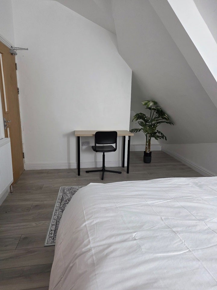 Room All Hallows Road in Bristol