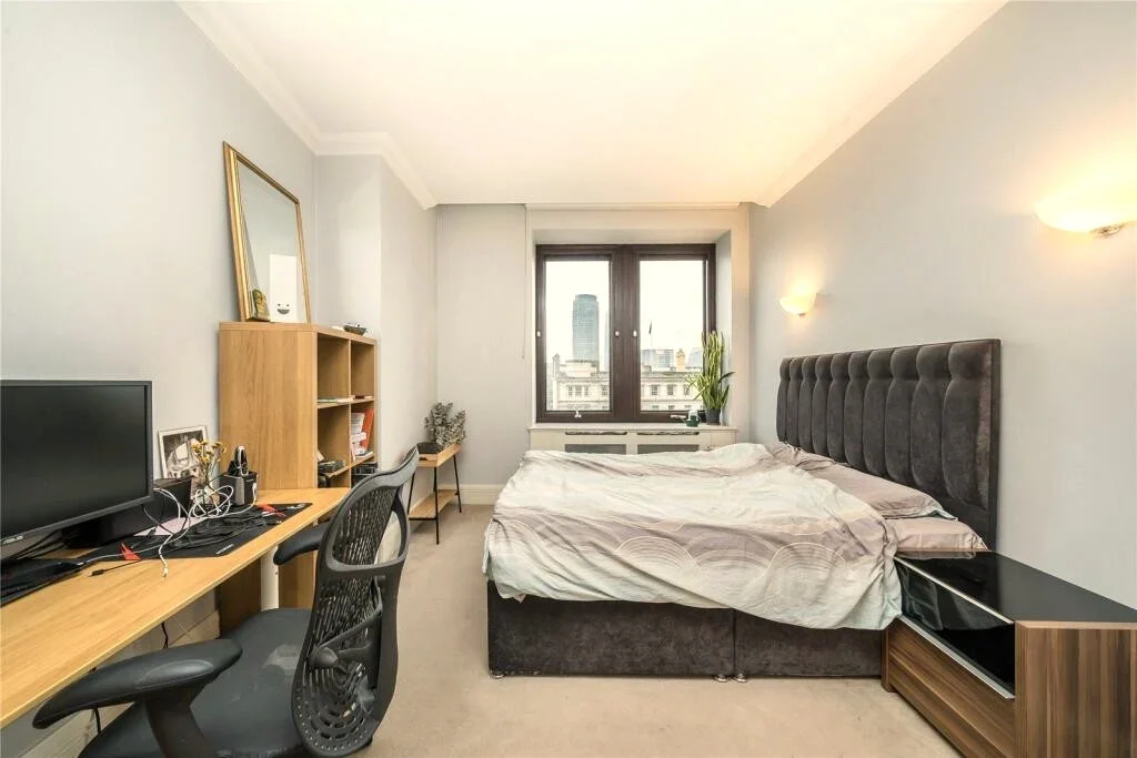 Flat Belvedere Road in Greater London