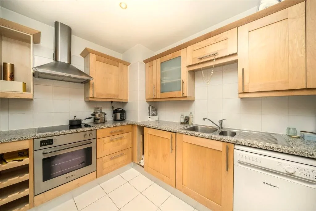 Flat Belvedere Road in Greater London