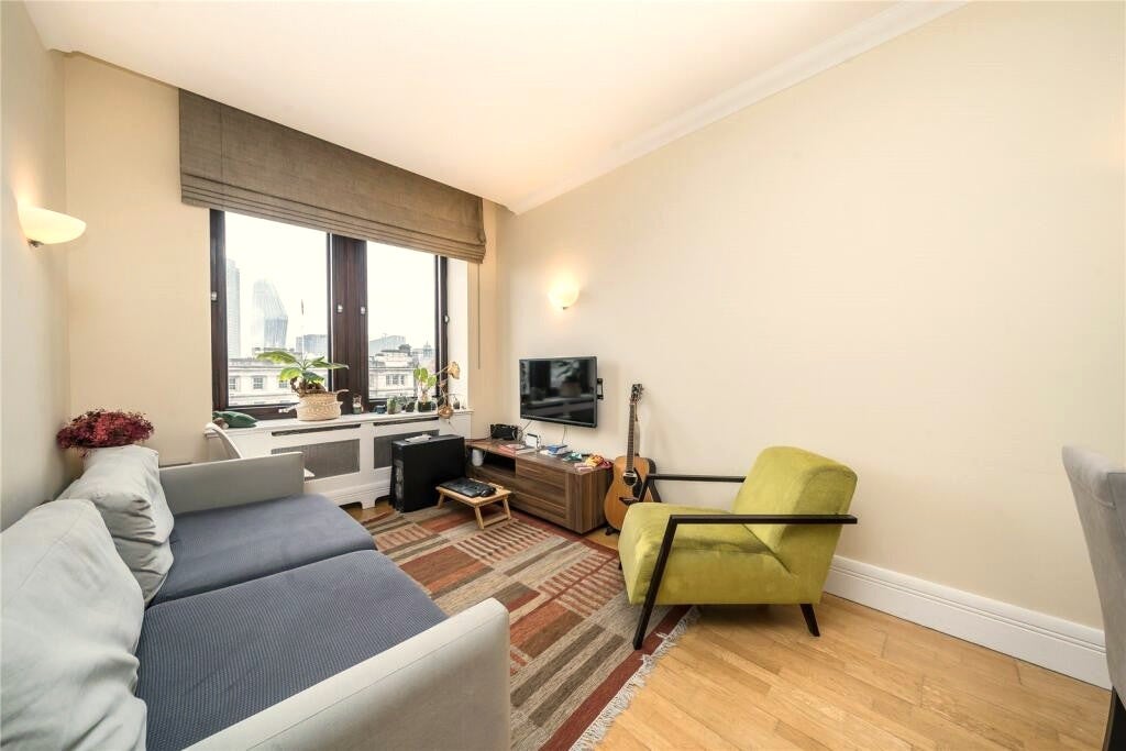 Flat Belvedere Road in Greater London