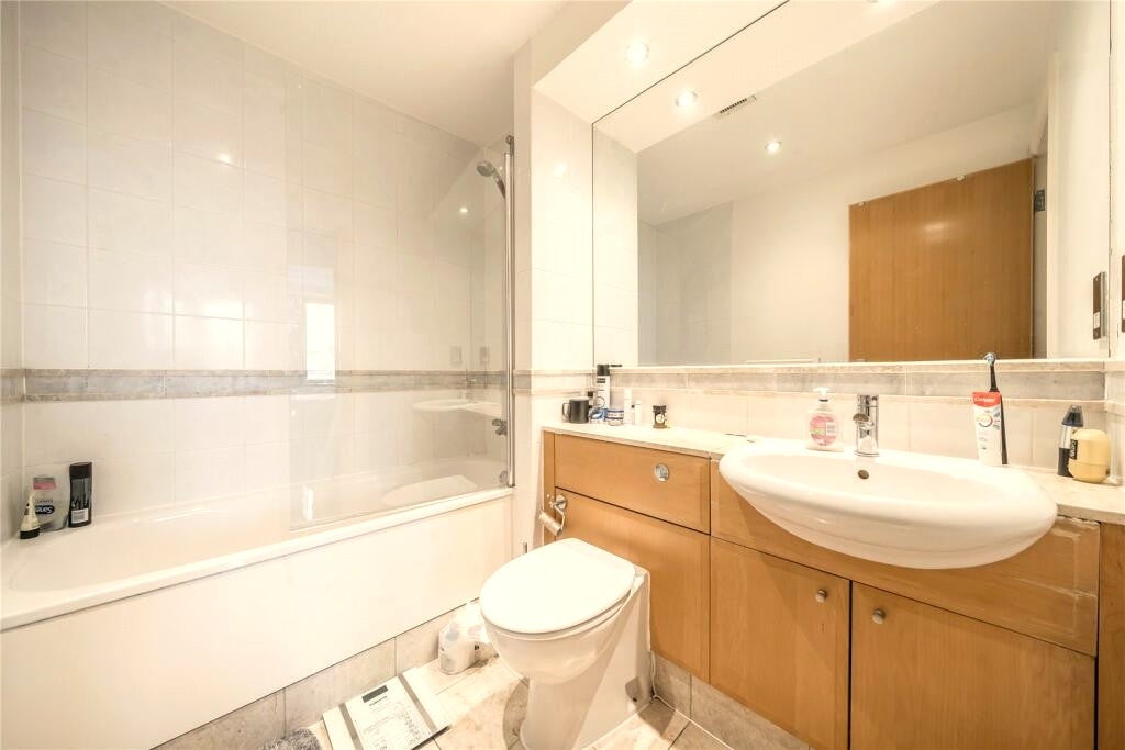 Flat Belvedere Road in Greater London