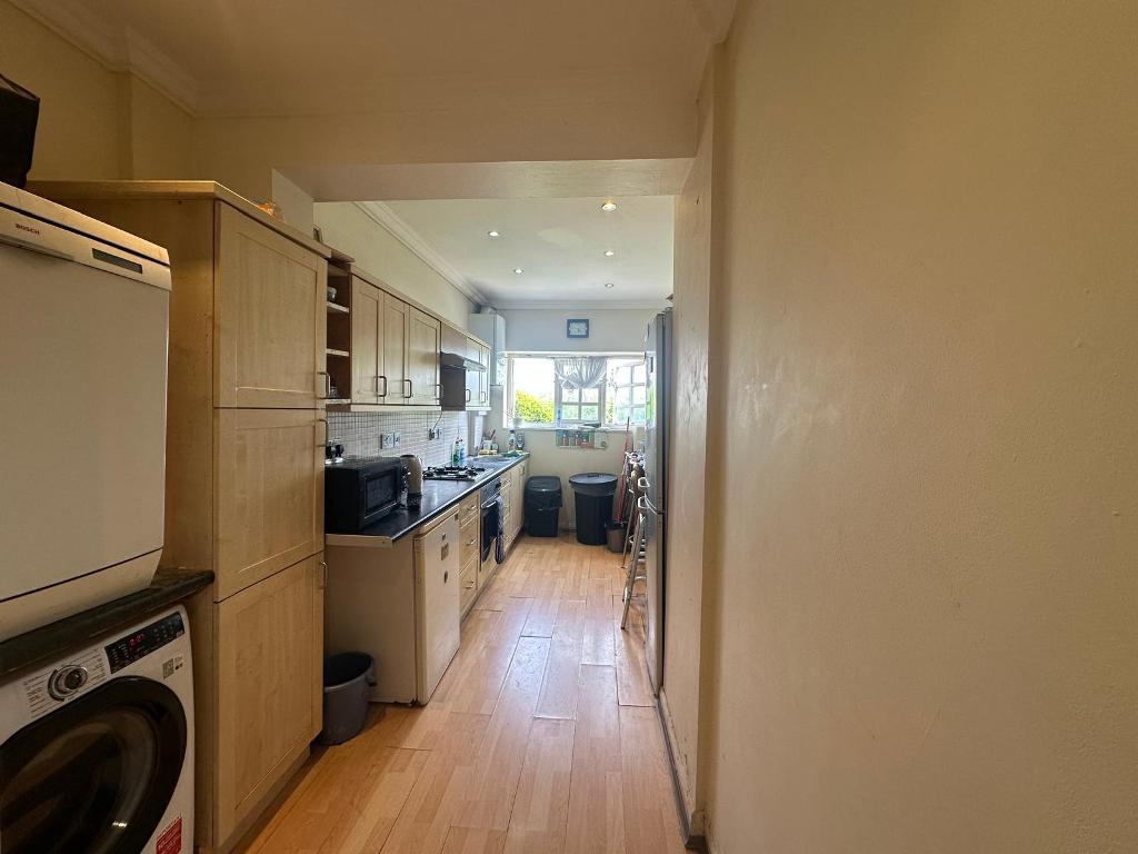 Room Carlisle Avenue in Greater London