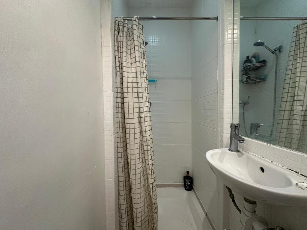 Room Carlisle Avenue in Greater London
