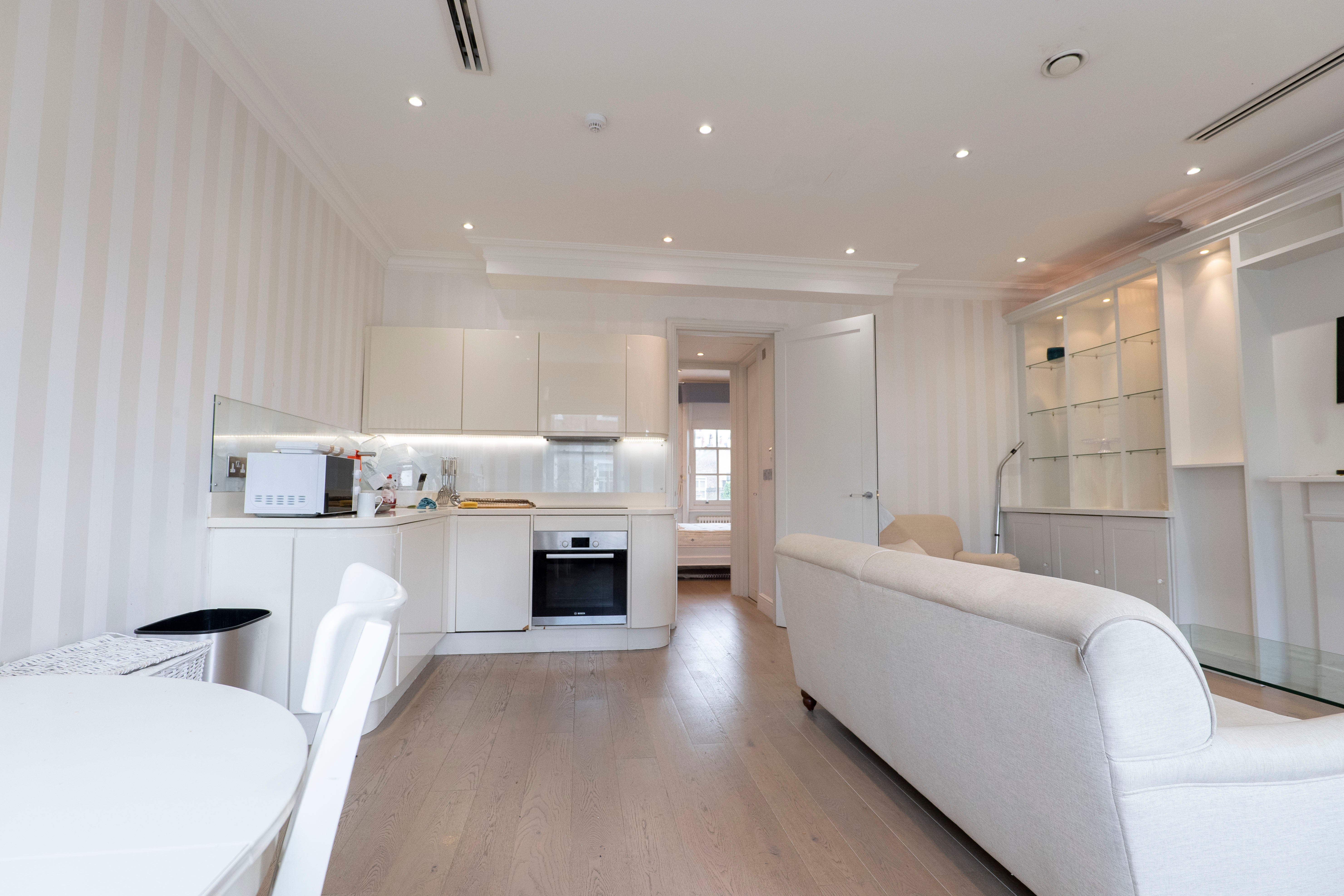 Flat Cathcart Road in Greater London