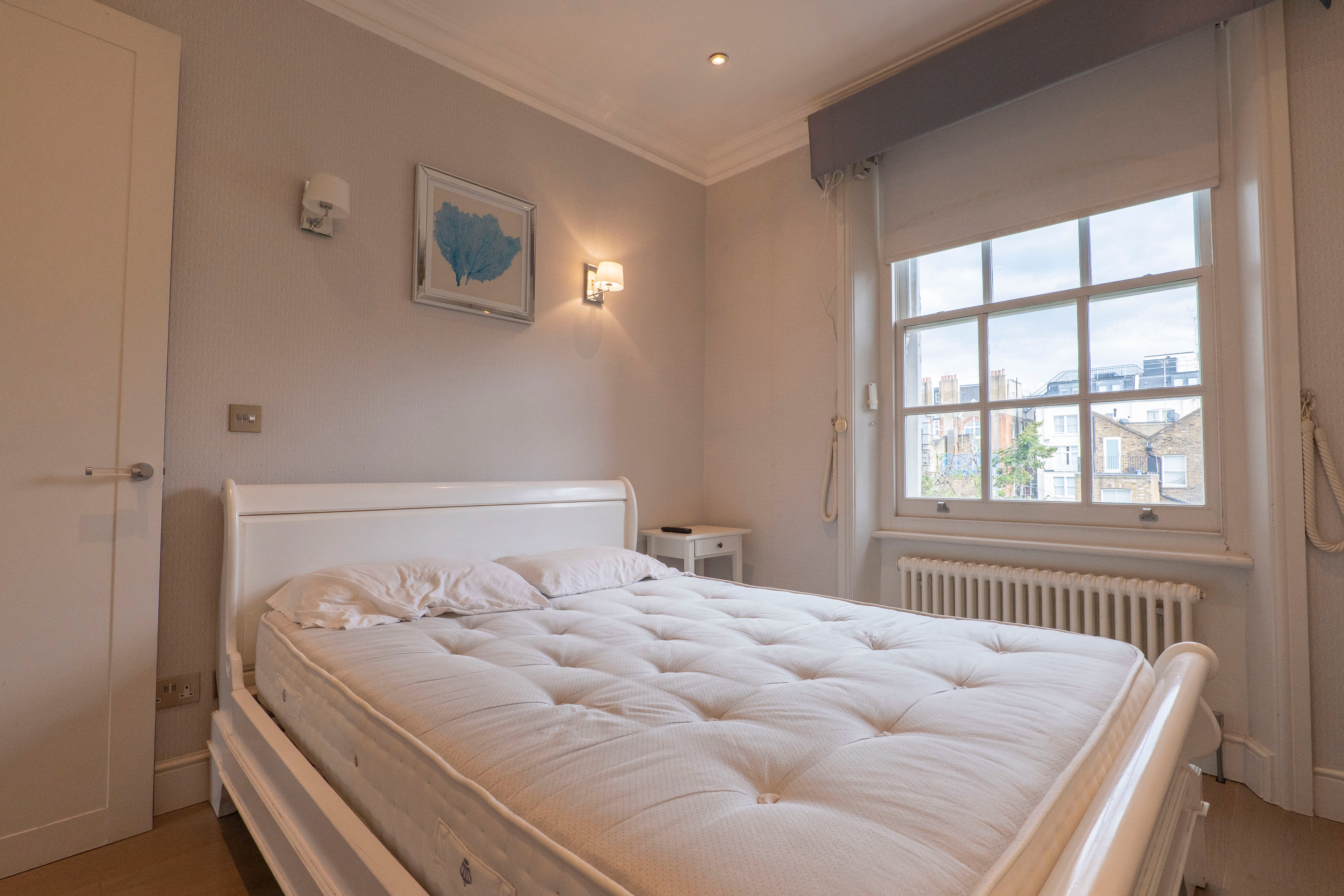 Flat Cathcart Road in Greater London