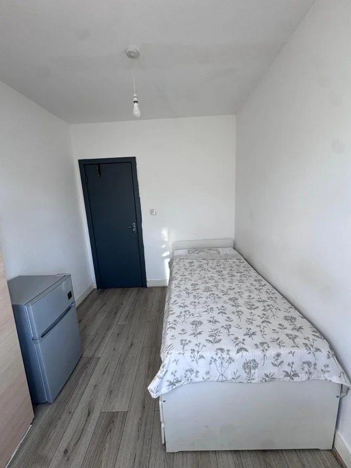Room Brantwood Road in Greater London