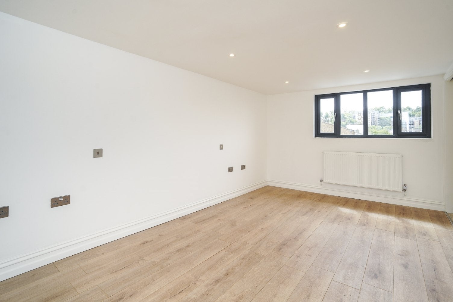 Flat Walnut Tree Road in Greater London