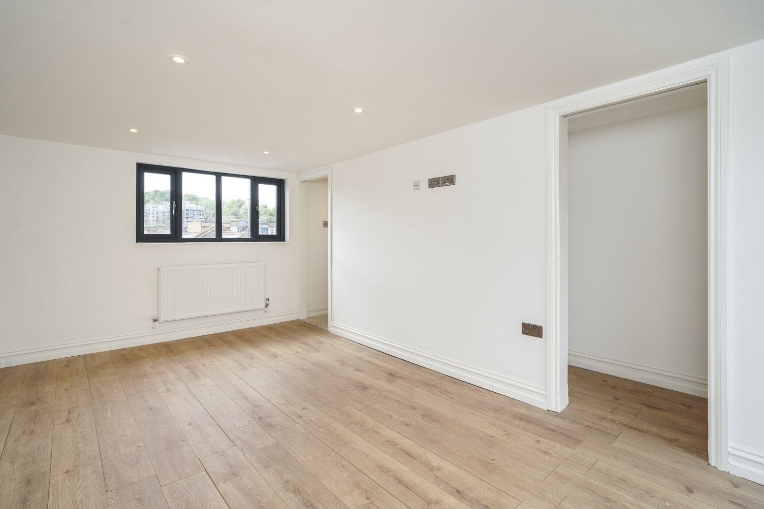 Flat Walnut Tree Road in Greater London