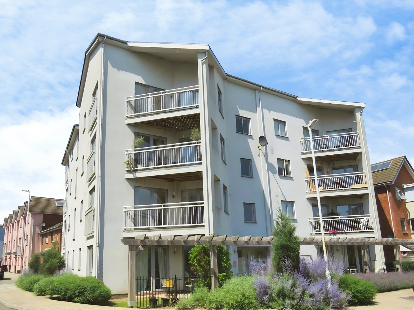 Flat Drummond Grove in Ashford