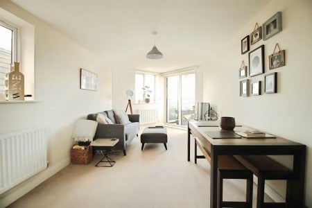 Flat Drummond Grove in Ashford