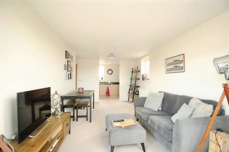 Flat Drummond Grove in Ashford