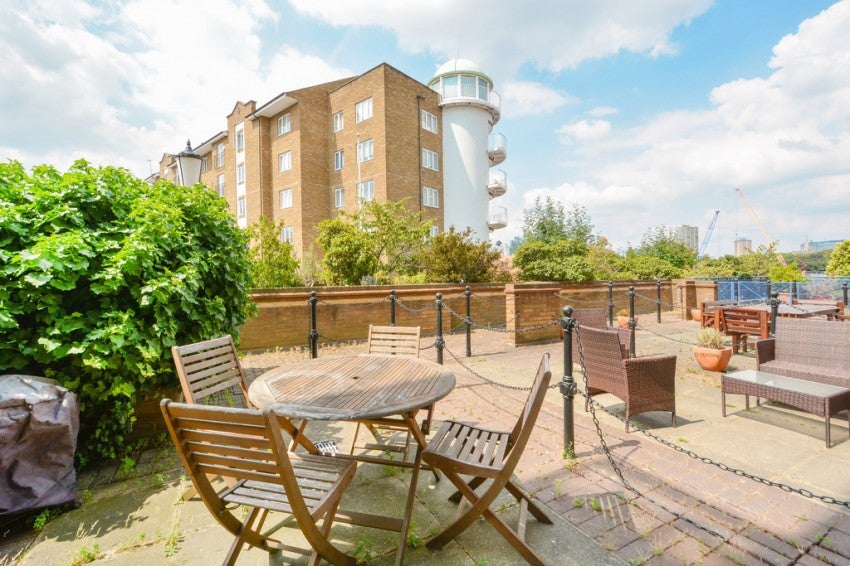 Flat Abbotshade Road in Greater London