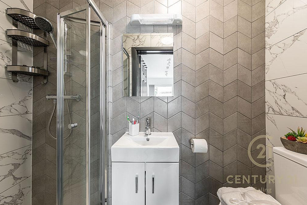 Room Adelphi Crescent in Greater London