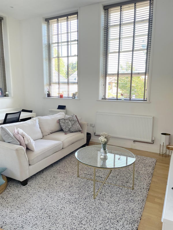 Room Manor Road in Greater London