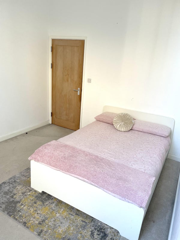 Room Manor Road in Greater London