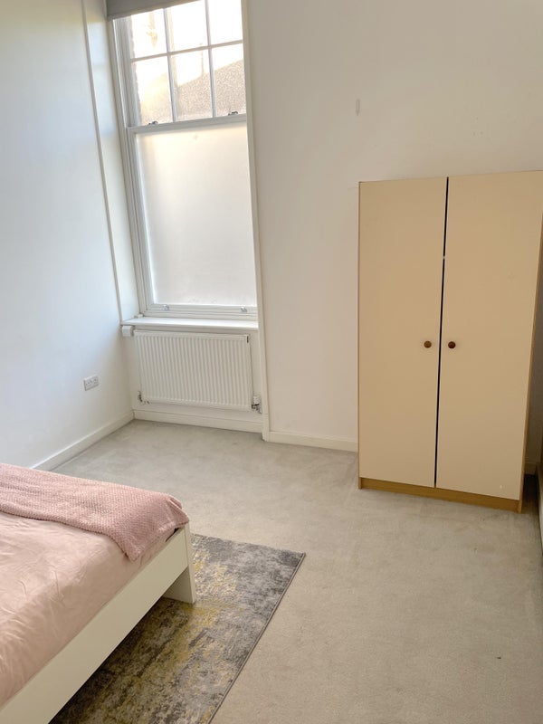 Room Manor Road in Greater London