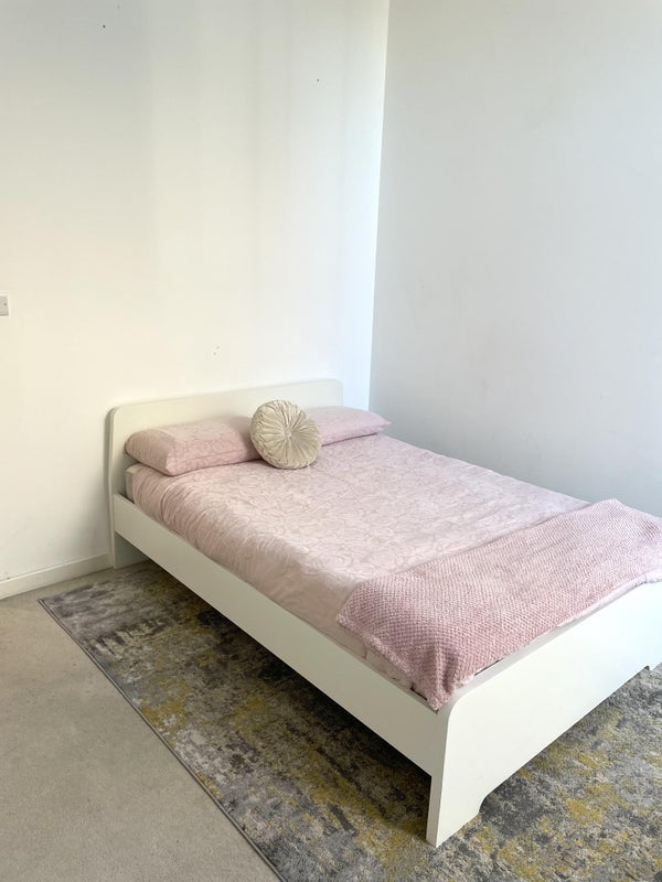 Room Manor Road in Greater London