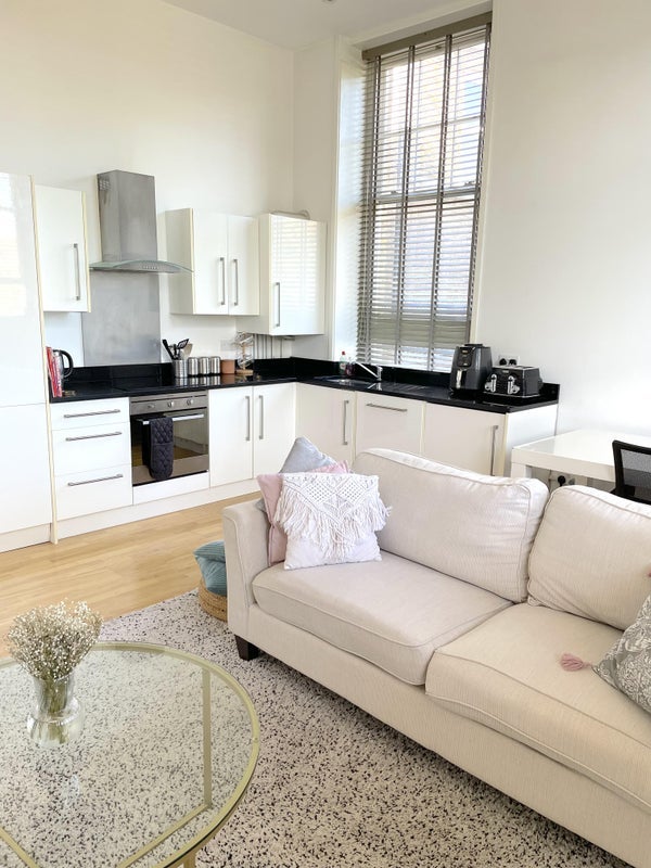 Room Manor Road in Greater London