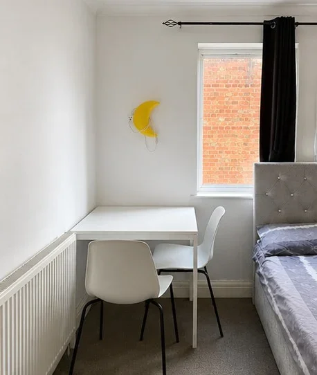 Room High Road in Greater London