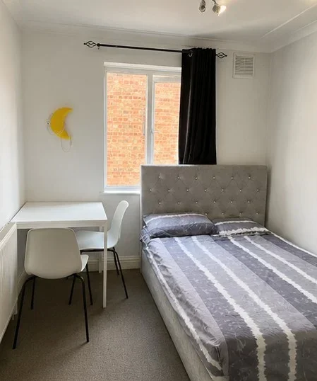 Room High Road in Greater London