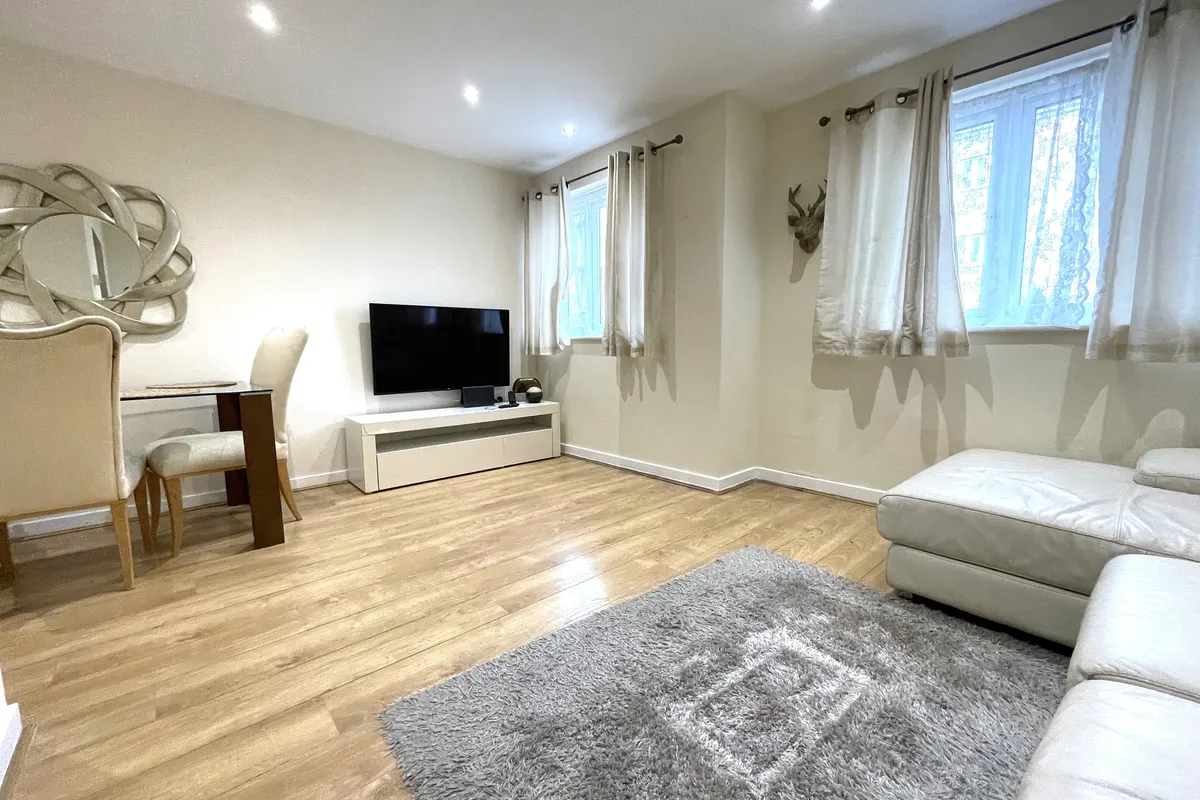 Flat Cezanne Road in Watford