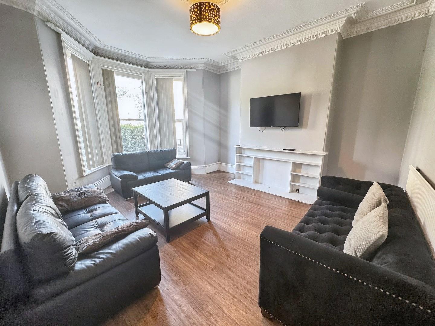 Room Lipson Road in Plymouth