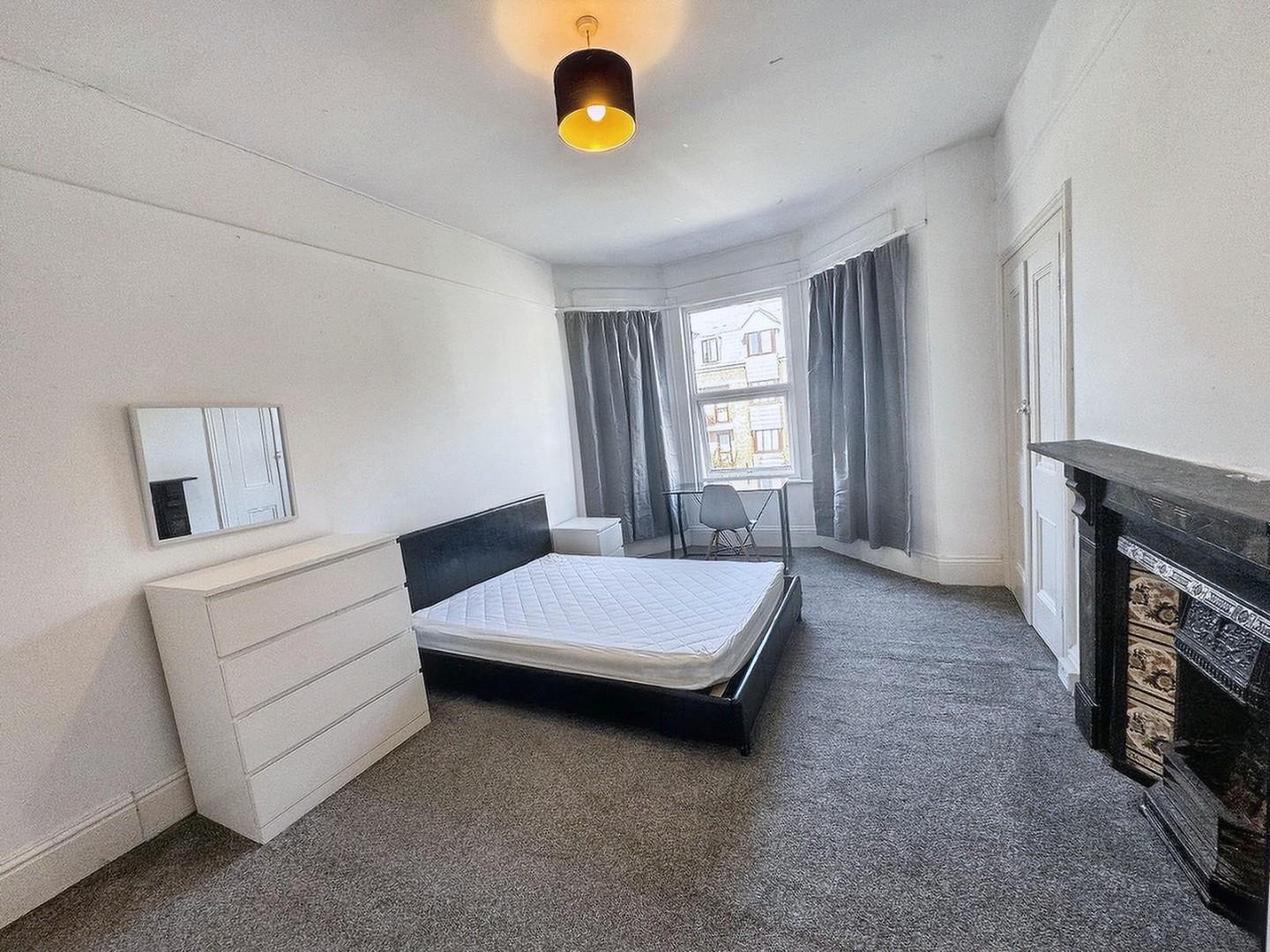 Room Lipson Road in Plymouth