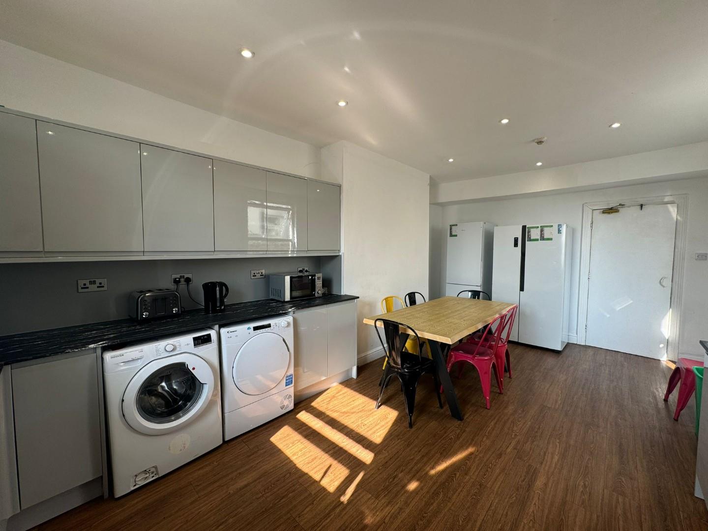 Room Lipson Road in Plymouth