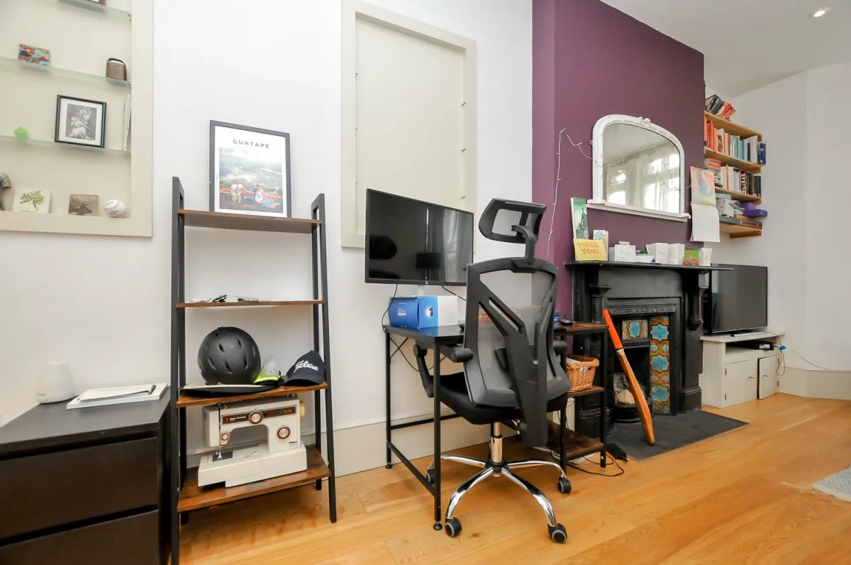 Flat Clissold Crescent in Greater London