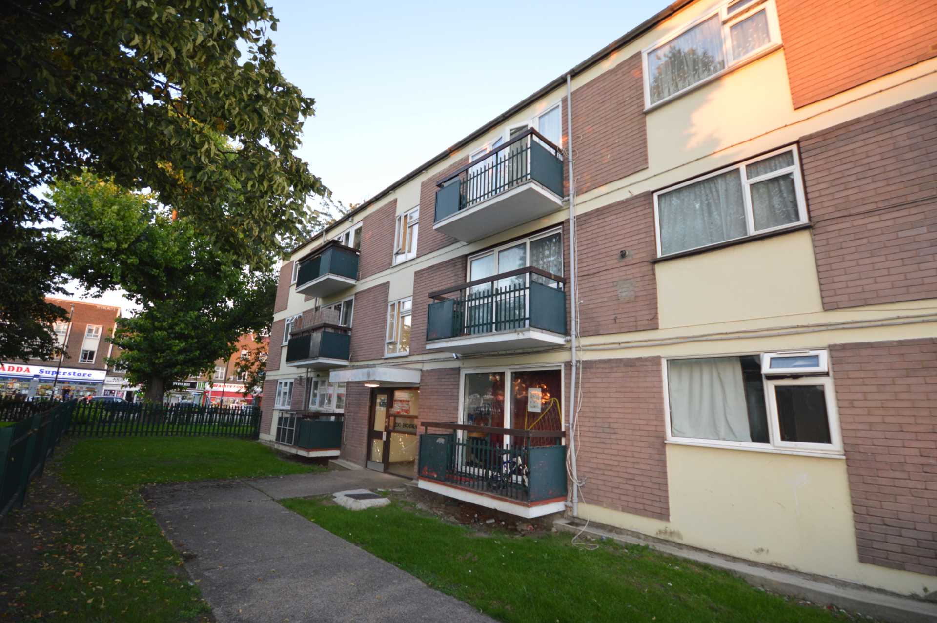 Flat Addison Way in Greater London