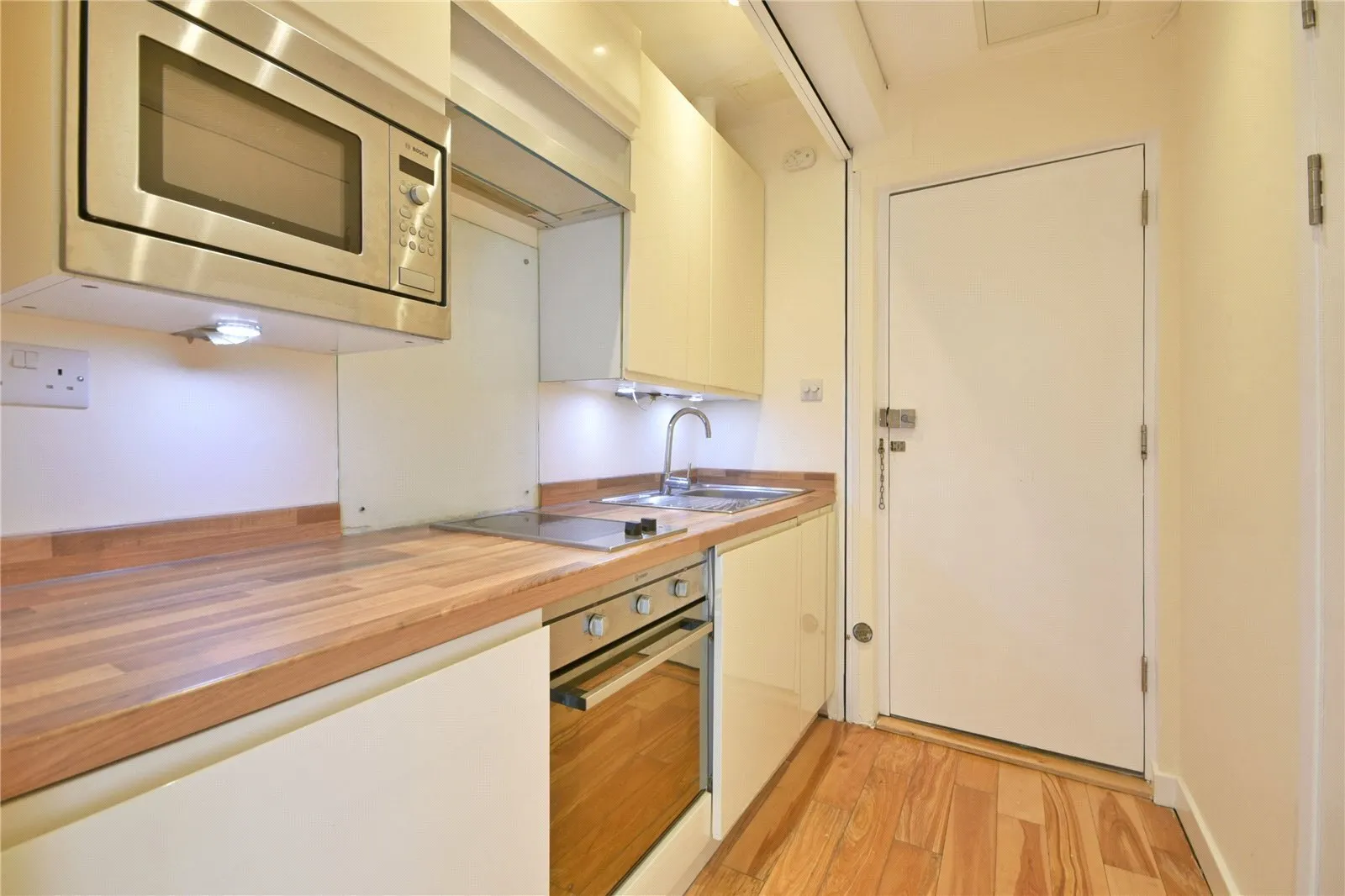 Flat Iverson Road in Greater London