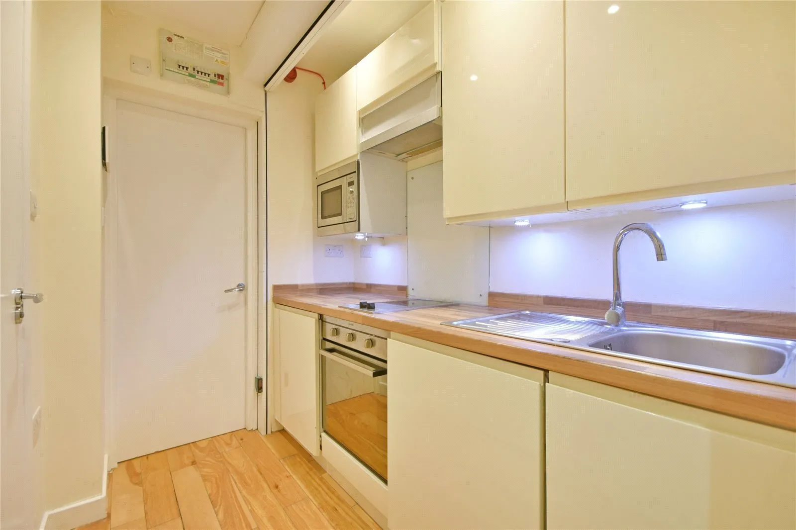 Flat Iverson Road in Greater London