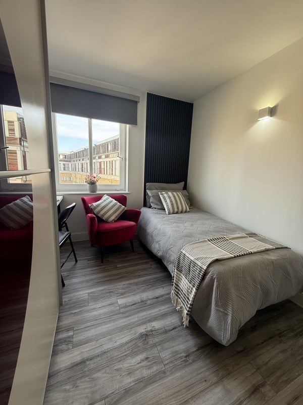 Room Coke Street in Greater London
