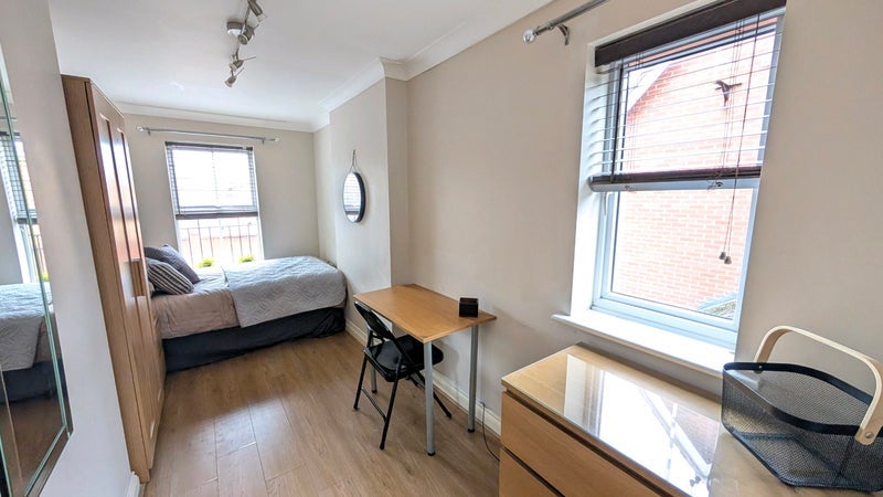 Room Viaduct Close in Rugby