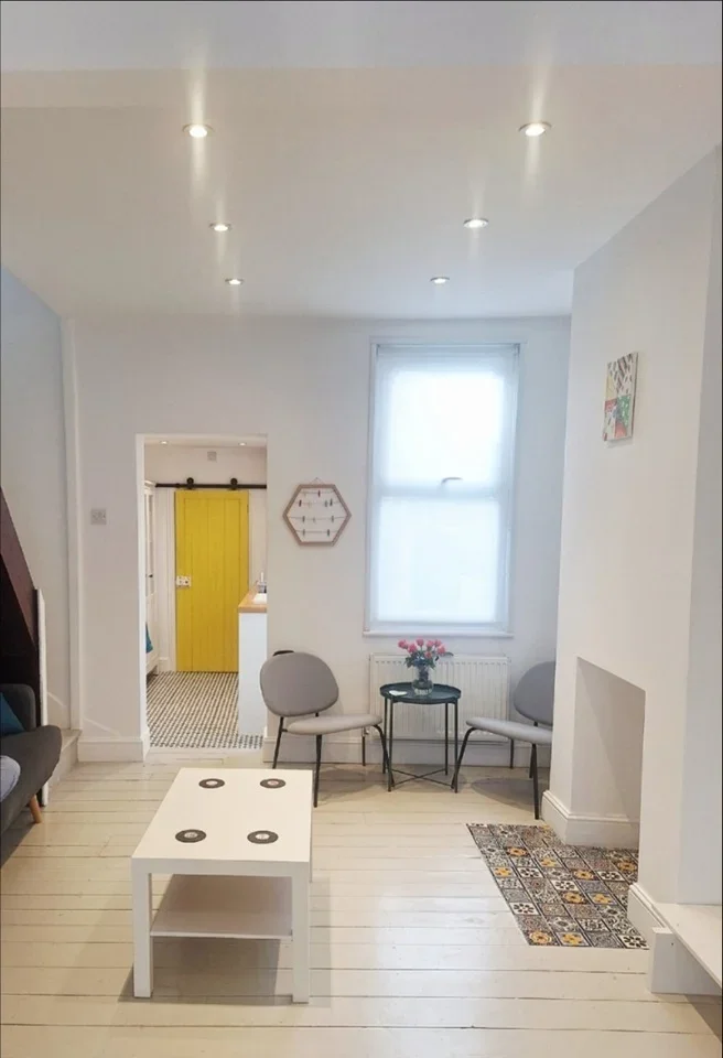 Room White Road in Greater London
