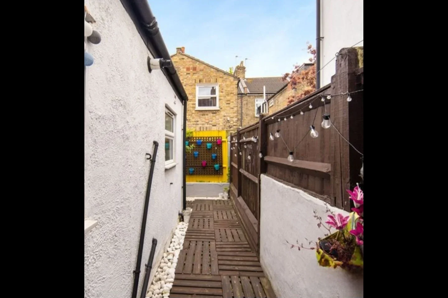 Room White Road in Greater London