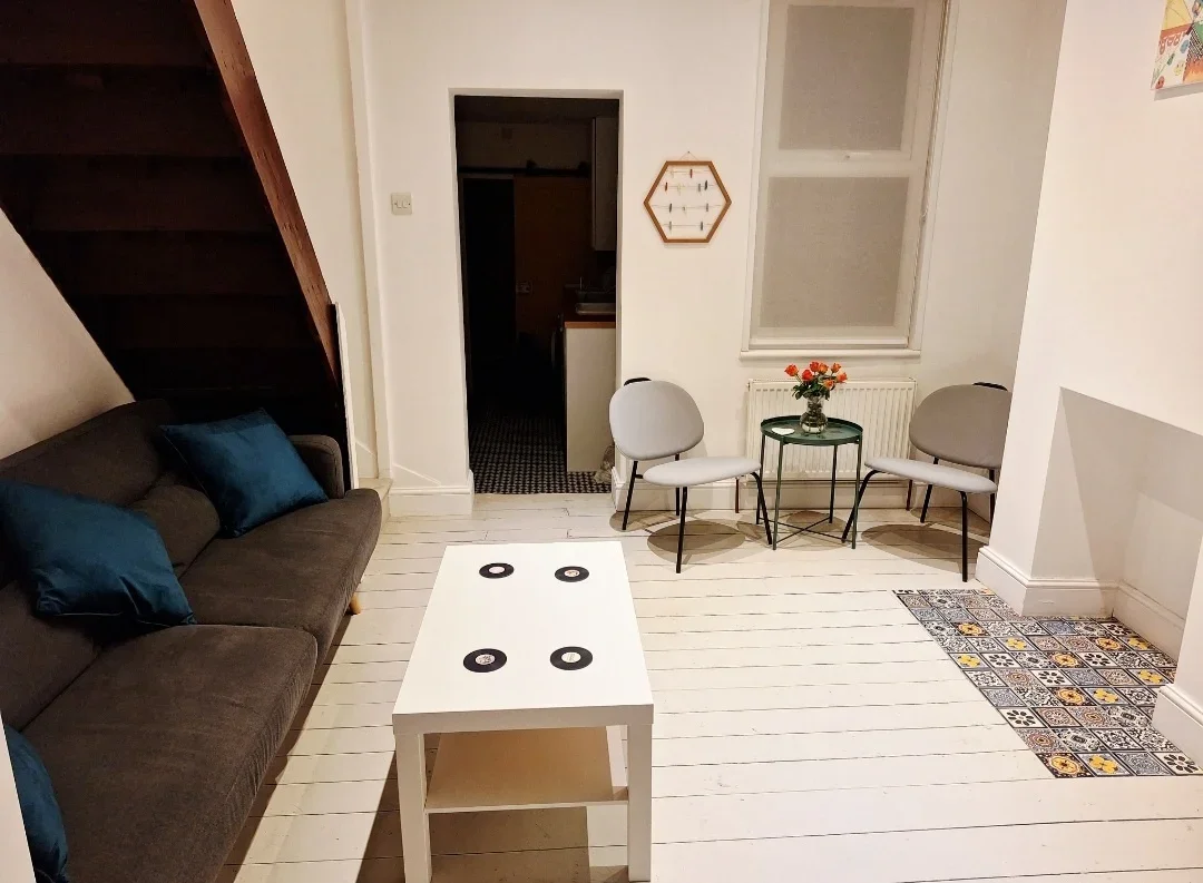 Room White Road in Greater London