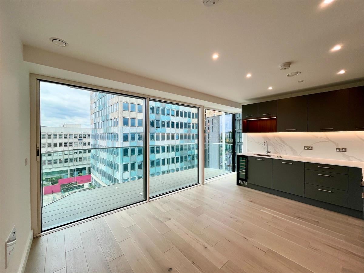 Flat Ancona Road in Greater London